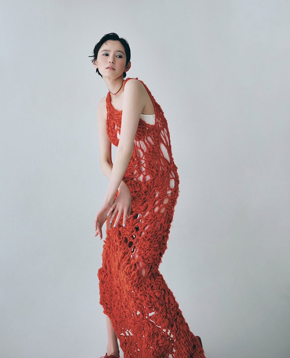 ドレス¥220,000（KAKAN）、チョーカー¥33,000（カラットアー／イセタンサローネ東京）、靴¥24,200（オデット エ オディール／オデット エ オディール　新宿店）、インナーはスタイリスト私物