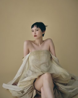 ドレス¥91,300（ミューラル／ザ・ウォールショールーム）、ピアス［シングル］¥297,000（カラットアー／ イセタンサローネ東京）　