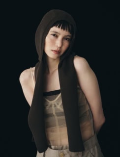 ジャンプスーツ¥83,600（チカ キサダ）、チューブトップ¥5,500（ナイスナイスモーメント）、バラクラバ¥24,200（シュタイン／エンケル）