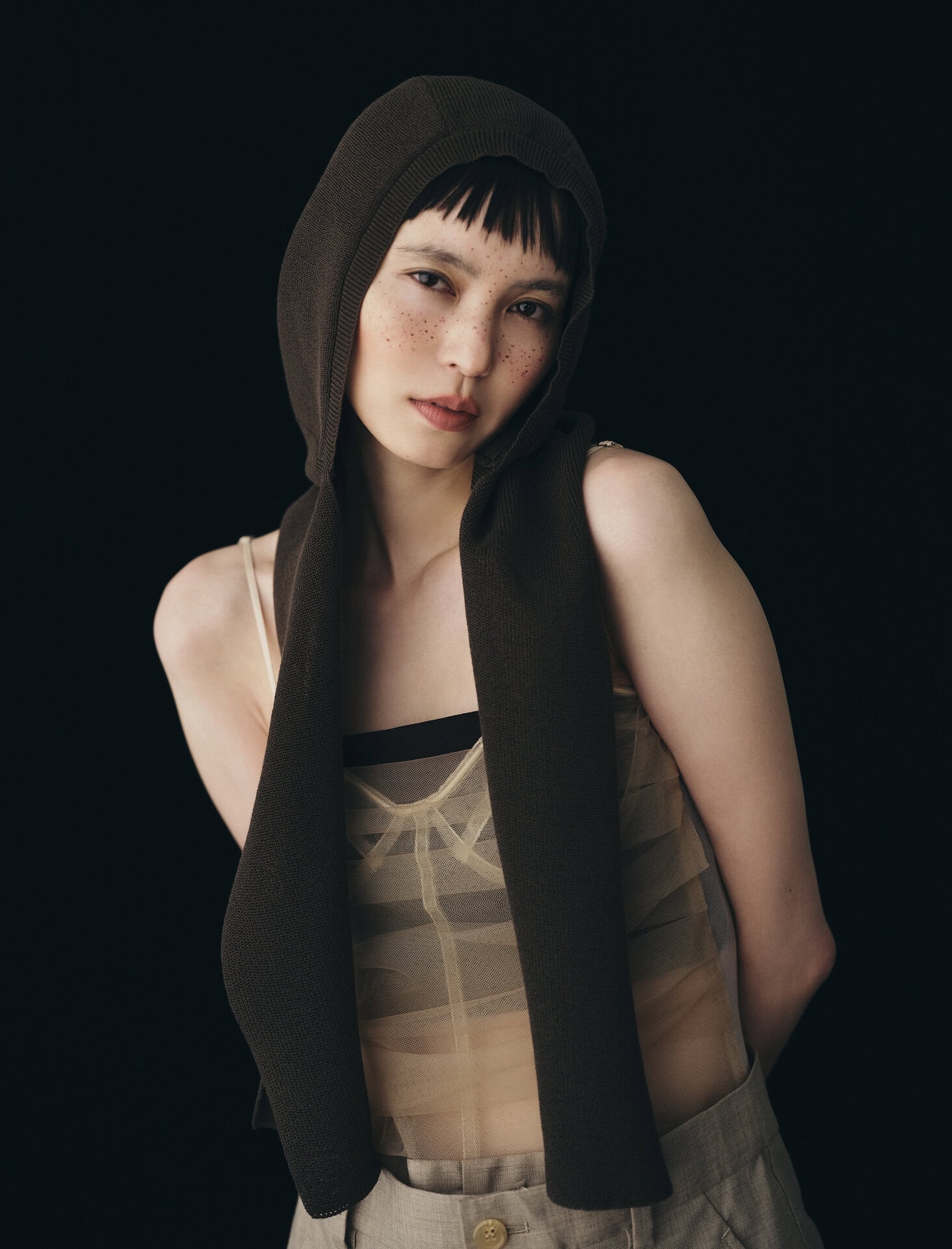 ジャンプスーツ¥83,600（チカ キサダ）、チューブトップ¥5,500（ナイスナイスモーメント）、バラクラバ¥24,200（シュタイン／エンケル）