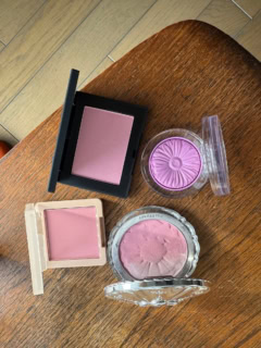 左下から時計回りに：B idolのふわほっぺチーク 02 ¥1,760、NARSのブラッシュ N 905 ¥5,390、クリニークのチーク ポップ 15 ¥4,400、こちらは新色じゃないのですが、元々愛用しているジルスチュアート パステルペタル ブラッシュ 04