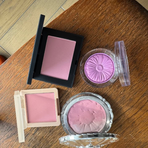 無難とは逆の【マット系ピンク】がイイ! 40代人気エディターがたどり着いた「大人チークの最適解」