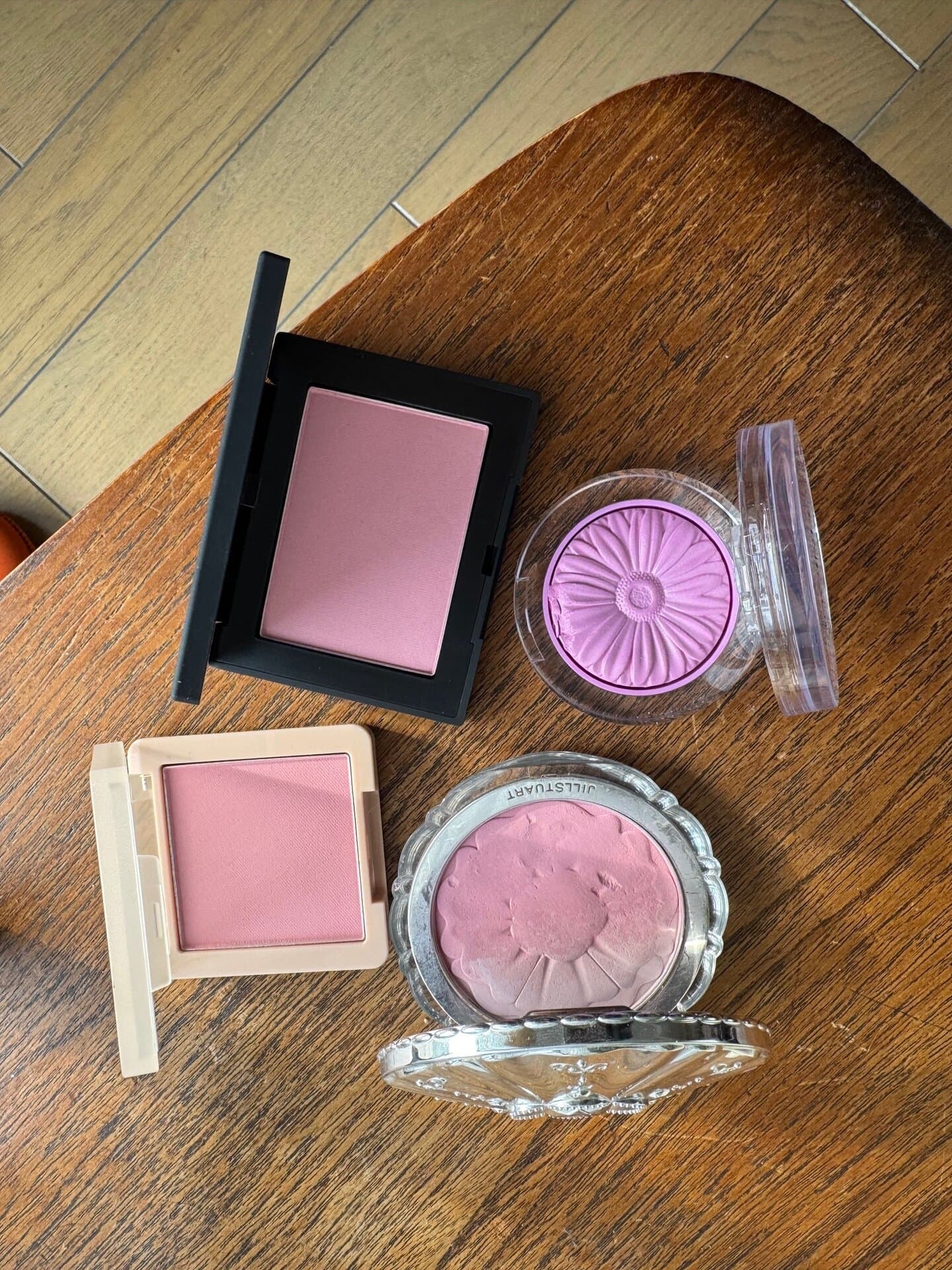 左下から時計回りに：B idolのふわほっぺチーク 02 ¥1,760、NARSのブラッシュ N 905 ¥5,390、クリニークのチーク ポップ 15 ¥4,400、こちらは新色じゃないのですが、元々愛用しているジルスチュアート パステルペタル ブラッシュ 04