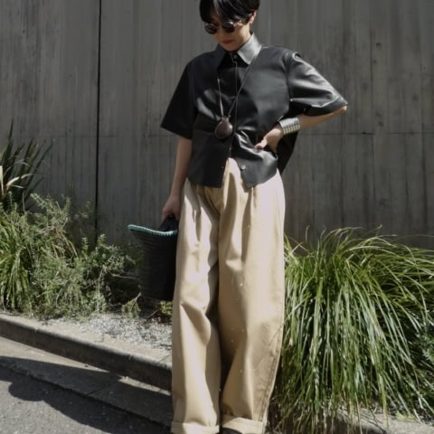 【40代スナップ】トレンドのレザーをシャツで。羽織るだけで旬!「レザーシャツ」|若林美緒さん