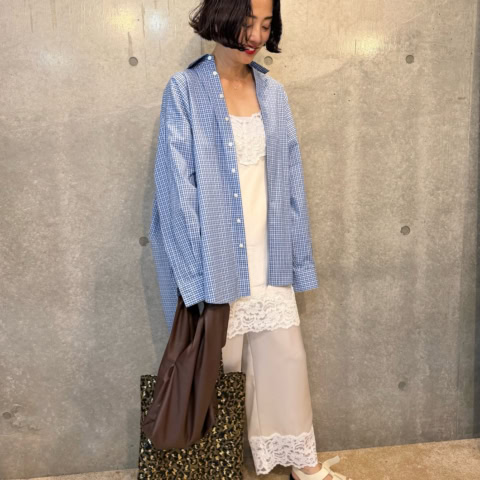 【40代スナップ】爽やか「シャツ」は前開きで「キャミドレス」合わせでレディに!|濱中鮎子さん