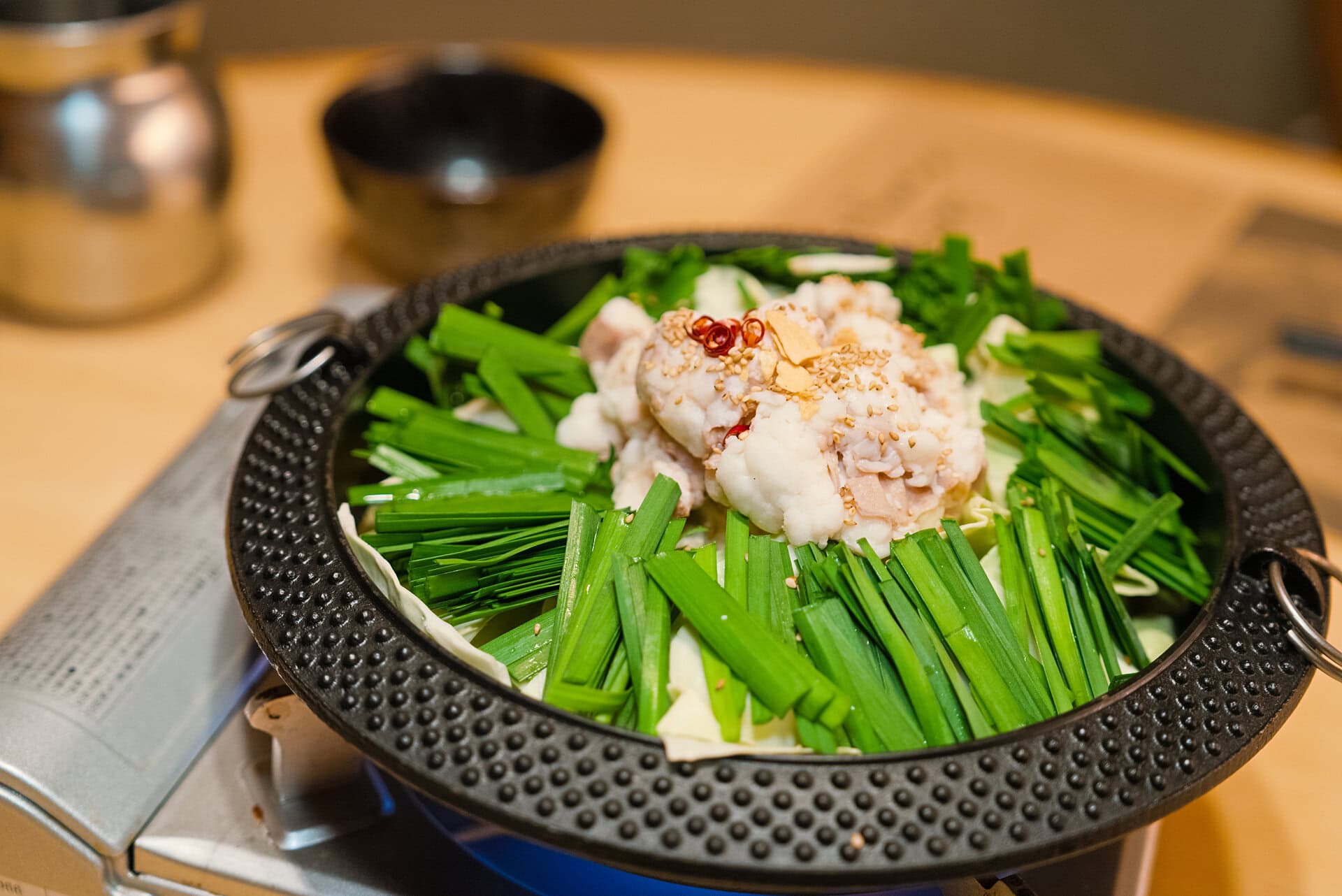 酔灯屋といえば、活きイカやもつ鍋といった、福岡が誇る美食の宝庫。新鮮な魚介の旨みを引き立て、脂ののった料理のあと口をさっぱりと整えてくれます