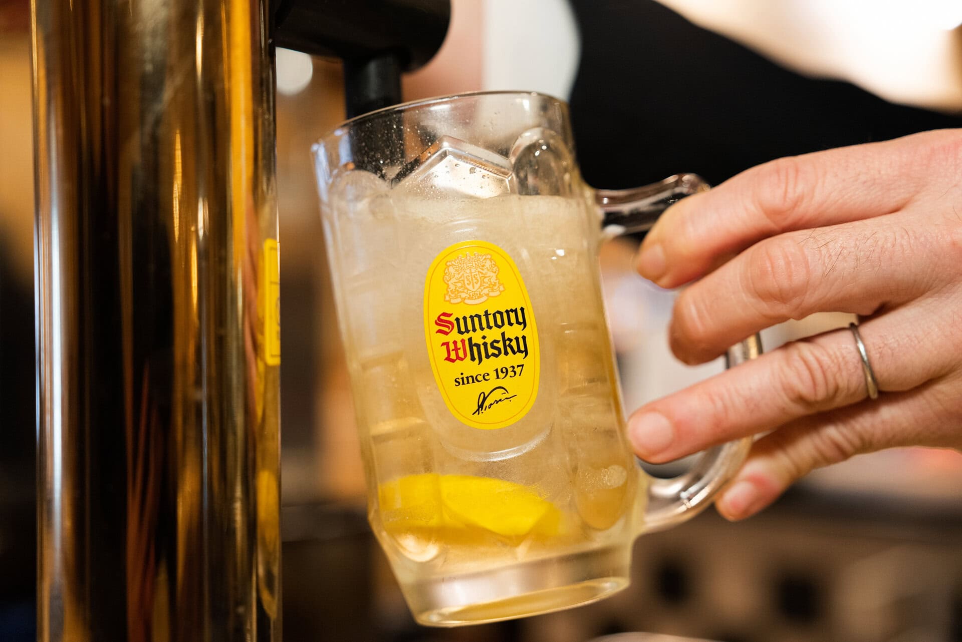 別格角ハイボール、作り方はまず氷を入れる前にレモンを軽く絞るところから始まります。その後、山盛りの氷、ウイスキーの順に入れ、最適温1度の超炭酸を注ぎます。パチパチとはじける泡の粒が小さく、きめ細やか。これが喉を通る瞬間の、あの「くぅ〜っ！」という刺激の正体でした。