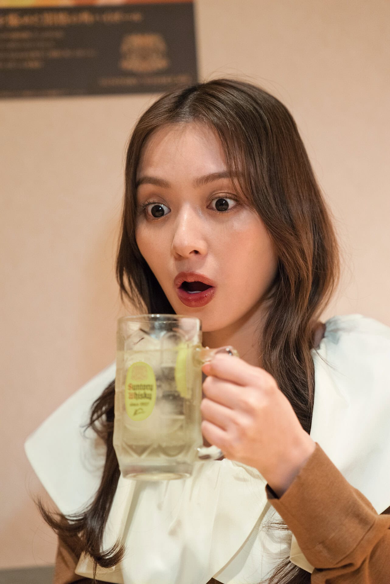 店内に足を踏み入れると、目に飛び込んでくるのは専用のハイボールタワー。「メニューにある“角ハイボール”を頼むと、ここでは必然的に“別格角ハイボール”が出てくるということなんですね。普通のハイボールとは何が違うんですか？」興味津々のダーリオの前に差し出されたのは、凛とした佇まいのグラス。早速一口運んだダーリオの瞳がパッと輝きます。