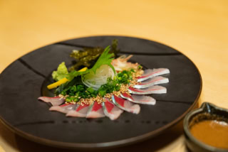 酔灯屋といえば、活きイカやもつ鍋といった、福岡が誇る美食の宝庫。新鮮な魚介の旨みを引き立て、脂ののった料理のあと口をさっぱりと整えてくれます