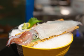 酔灯屋といえば、活きイカやもつ鍋といった、福岡が誇る美食の宝庫。新鮮な魚介の旨みを引き立て、脂ののった料理のあと口をさっぱりと整えてくれます