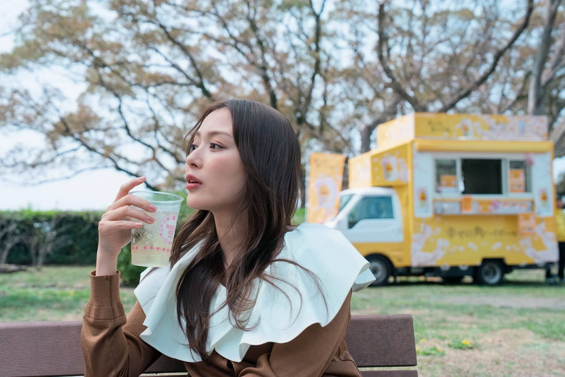 ここでは、期間限定でサントリーの特設角ハイ缶ブースが出店していたんです。「お花見といえばビールもいいけれど、今の気分はもっと凛としていて、軽やかなもの」。そう言ってダーリオが迷わず列に並び、手に入れたのは桜のデザインが可愛いハイボール缶とカップ氷。(￥600)