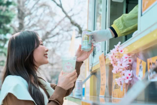 咲き始めの桜を見上げて、ダーリオの口から思わずこぼれた本音。春の陽光が心地よく降り注ぐ、福岡城跡・舞鶴公園。約1,000本の桜が石垣を彩る圧倒的な景色のなか、今回の旅の主役は、お花見の概念を軽やかに塗り替える「ハイボール」です。