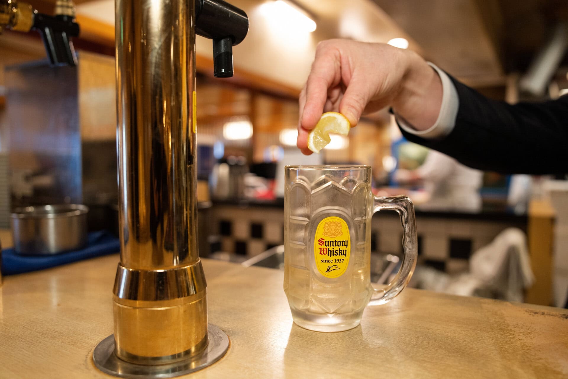 別格角ハイボール、作り方はまず氷を入れる前にレモンを軽く絞るところから始まります。その後、山盛りの氷、ウイスキーの順に入れ、最適温1度の超炭酸を注ぎます。パチパチとはじける泡の粒が小さく、きめ細やか。これが喉を通る瞬間の、あの「くぅ〜っ！」という刺激の正体でした。