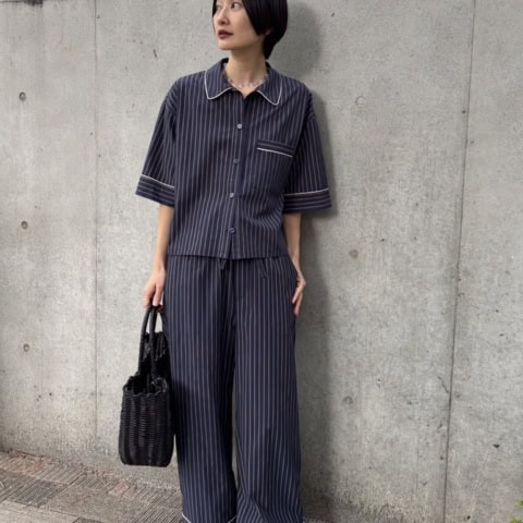 【40代スナップ】大人が着て洒落る♡ 「パジャマシャツ」はシックなネイビーで!|藤原祥子さん