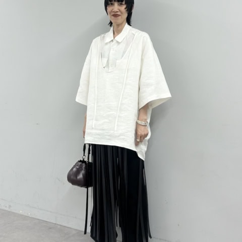 【40代スナップ】「白シャツ」に「白シャツ」を重ねてモノトーンコーデが洒落る!|伊藤文恵さん
