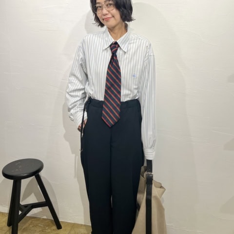 【40代スナップ】着まわし力抜群「ボタンダウンシャツ」にネクタイ合わせで、旬!|宇賀神舞さん