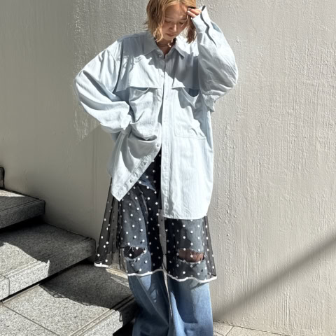 【40代スナップ】撥水加工あり「オーバーシャツ」とデニム&透けスカートで旬コーデに|長島彩香さん