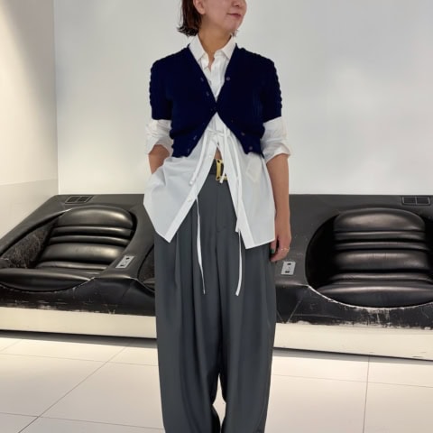 【40代スナップ】遊び心ある「デザイン白シャツ」とちびカーデのバランスがイイ!|早崎和美さん