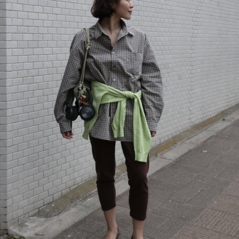 【40代スナップ】メンズシャツに「腰巻き」「レースレギンス」でむしろ女っぽく◎|田原麻捺さん