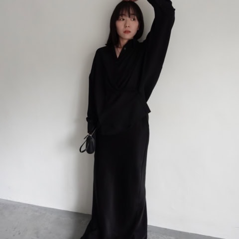 【40代スナップ】ドルマンシャツと肌見せで「オールブラック」コーデも女っぽく|魚住優歌さん