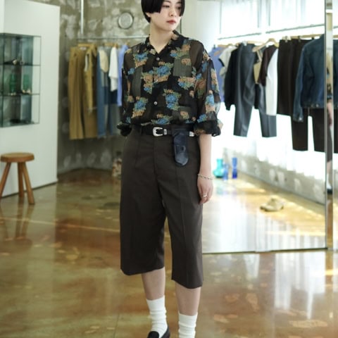 【40代スナップ】今季トレンド「花柄シャツ」はハンサムに着こなすのが正解!|遠藤美紗子さん