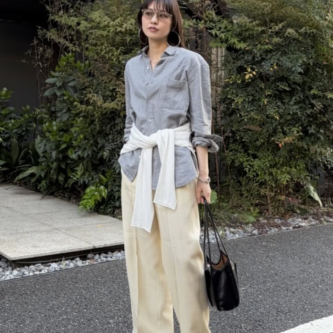 【40代スナップ】洒落ます! シャツコーデに「腰巻きニット」でメリハリをプラス|白野あゆみさん