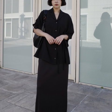 【40代スナップ】オールブラックコーデは「シャツのシルエット」でこなれ見せ!|佐々木理乃さん