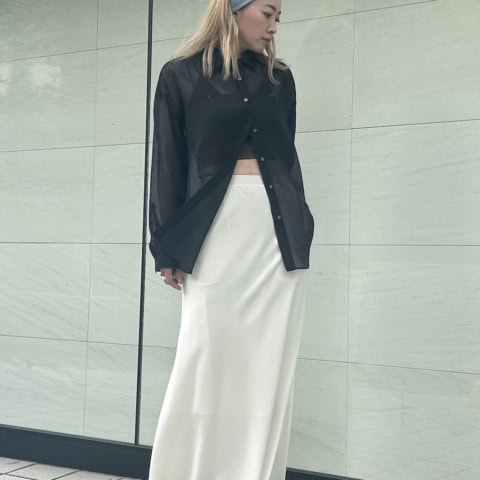 【40代スナップ】初夏のモノトーンは「シアー」「肌見せ」でヘルシーに洒落る!|相馬寛子さん