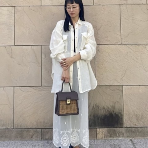 【40代スナップ】初夏は爽やか「リネンシャツ」で甘過ぎないホワイトコーデ完成!|座間温子さん