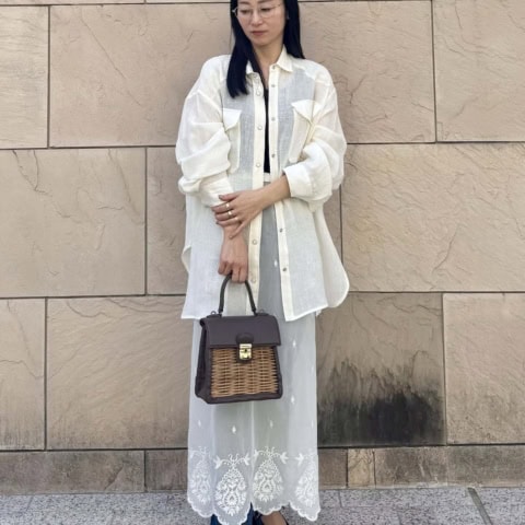 【40代スナップ】初夏は爽やか「リネンシャツ」で甘過ぎないホワイトコーデ完成!|座間温子さん