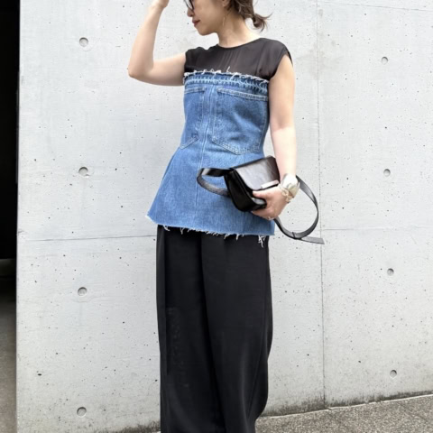 【40代スナップ】1枚でレイヤード見えする「デニムビスチェ」なら即洒落る!|佐藤亜由美さん