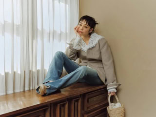 レースブラウス¥25,300、ジャケット¥42,900（共にプランクプロジェクト／プランクプロジェクト 青山店）、デニムパンツ¥39,600（ディーゼル／ディーゼル ジャパン）、シューズ¥16,500（ヘブンリージェリー／サードマガジン）、バッグ¥86,900（ラスランバジンスキー／アマン）