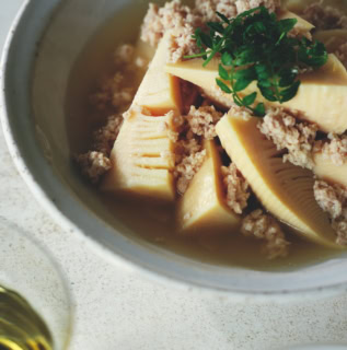 間違いない定番の組み合わせで、春に食べたくなる煮物を。ひき肉の旨みを生かせば、だし汁不要で滋味深い味に。