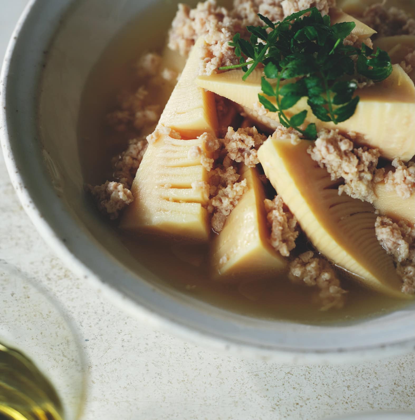 間違いない定番の組み合わせで、春に食べたくなる煮物を。ひき肉の旨みを生かせば、だし汁不要で滋味深い味に。