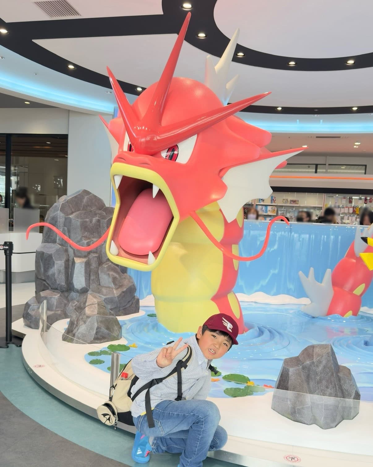 ポケモンセンターヒロシマでは赤いギャラドスがお出迎え！