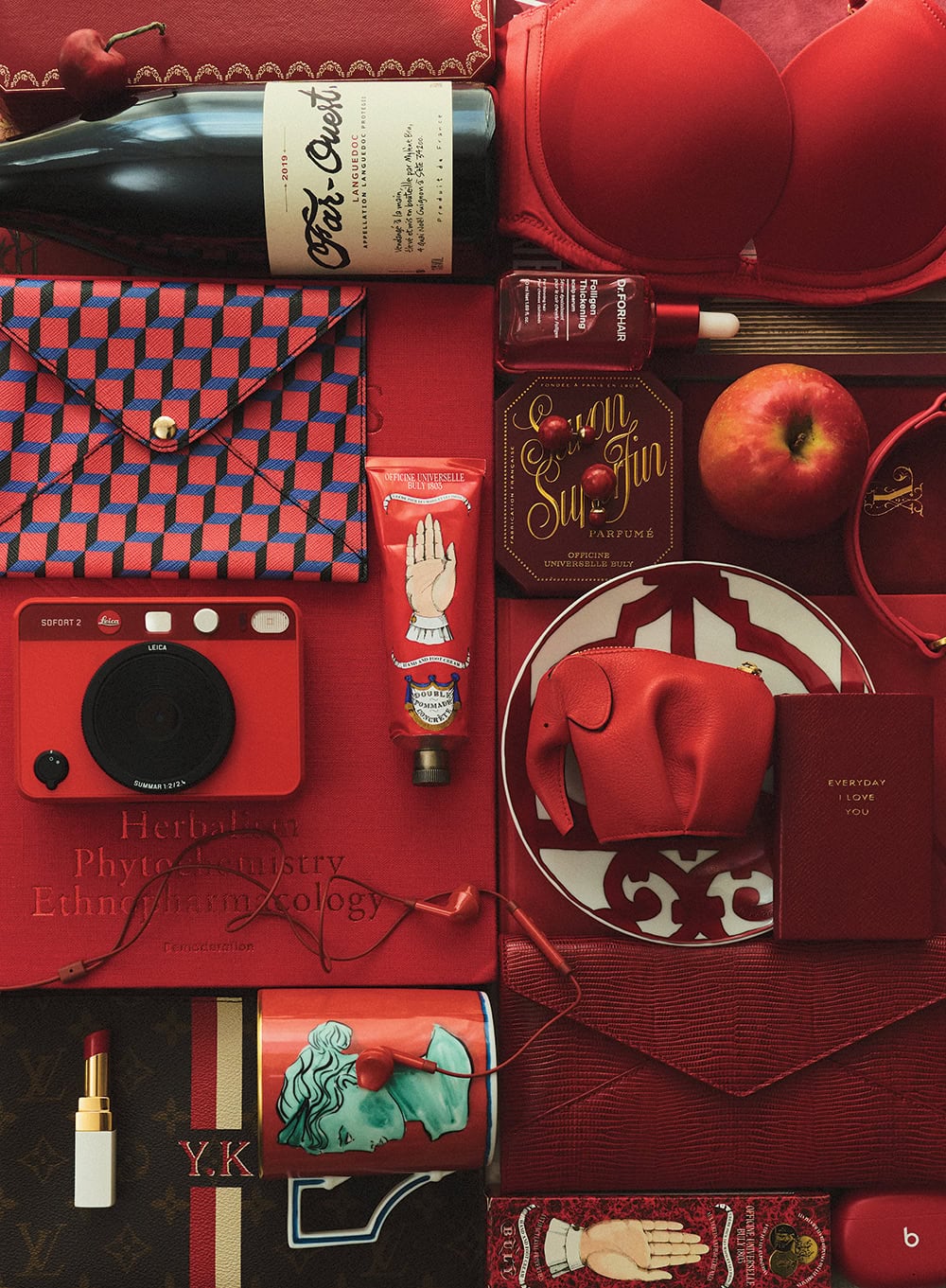 右上から時計回りに：ESS BYのブラ、Dr.FORHAIRのスカルプセラム、Diorのピアス、Officine Universelle Bulyの石鹸、HERMÈSのお皿、SMYTHSONの手帳、LOEWEのゾウのポーチ、SAINT LAURANTのレタークラッチ、Beats Studio Budsのイヤホン、GINORI 1735のマグカップ、LOUIS VUITTONのポーチ、CHANELのリップは風間さん私物、カメラ〈ライカ ゾフォート2〉¥68,200（ライカカメラ／ライカカメラカスタマーケア）、ハンドクリーム¥5,830（オフィシーヌ・ユニヴェルセル・ビュリー／ビュリージャパン）、PIER HARDYのレターケース、Far Ouestの赤ワインは風間さん私物