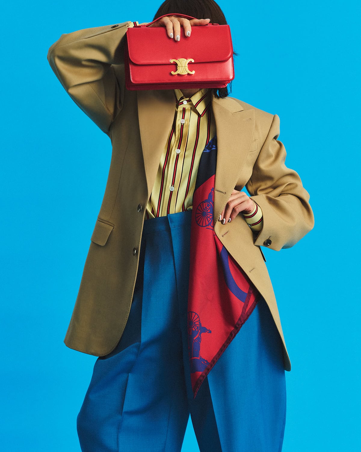 バッグ〈ミディアム トリオンフ フォリオ〉［H14×W25.5×7.5㎝］¥583,000、ジャケット¥451,000、シャツ¥286,000、パンツ¥198,000、スカーフ¥86,900※全て予定価格（全てセリーヌ／セリーヌ ジャパン）