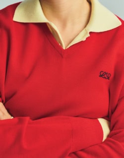 セーター¥174,900、中に着たポロセーター¥339,900