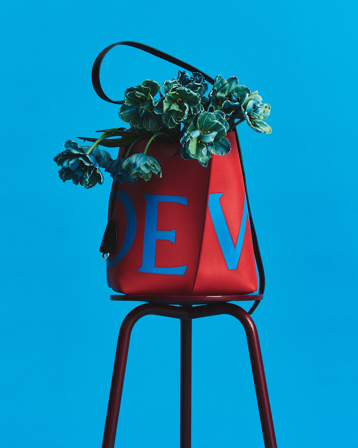 バッグ〈ビルバオ バケットバッグ オーバーサイズロゴ ラージ〉［H33×W17×D27.5㎝］¥756,800（全てロエベ／ロエベ ジャパン クライアントサービス）