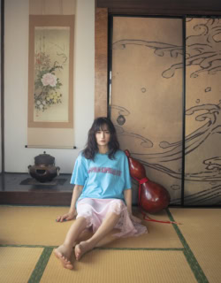 Ｔシャツ¥34,100（ストックホルム サーフボード クラブ／エドストローム オフィス）、スカート¥33,000（バウム・ウンド・ヘルガーデン／S&T）、ネックレスはスタイリスト私物