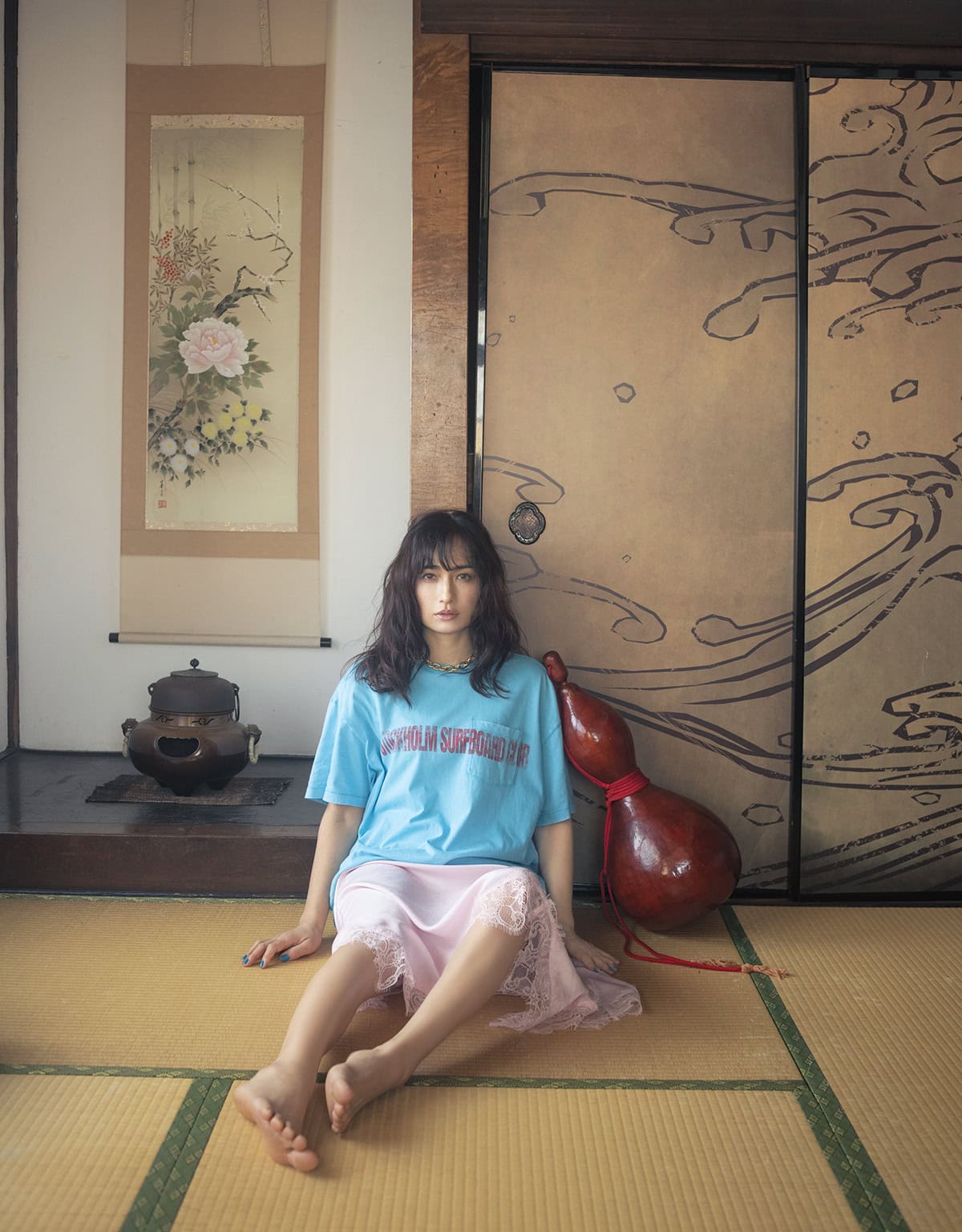 Ｔシャツ¥34,100（ストックホルム サーフボード クラブ／エドストローム オフィス）、スカート¥33,000（バウム・ウンド・ヘルガーデン／S&T）、ネックレスはスタイリスト私物