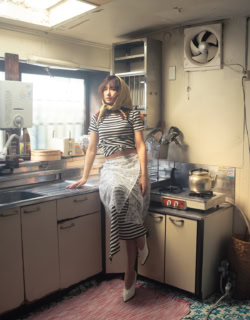 Ｔシャツ¥5,940、重ねたタンクトップ¥5,390、スカート¥5,940（全てミラー フォー アダム エ ロペ）、バンダナ¥26,950（エクストリーム カシミア）、パンプス¥18,700（アダム エ ロペ／全てアダム エ ロペ ジュンカスタマーセンター）、レース巻きスカート¥34,100（オペラスポーツ／エンメ）