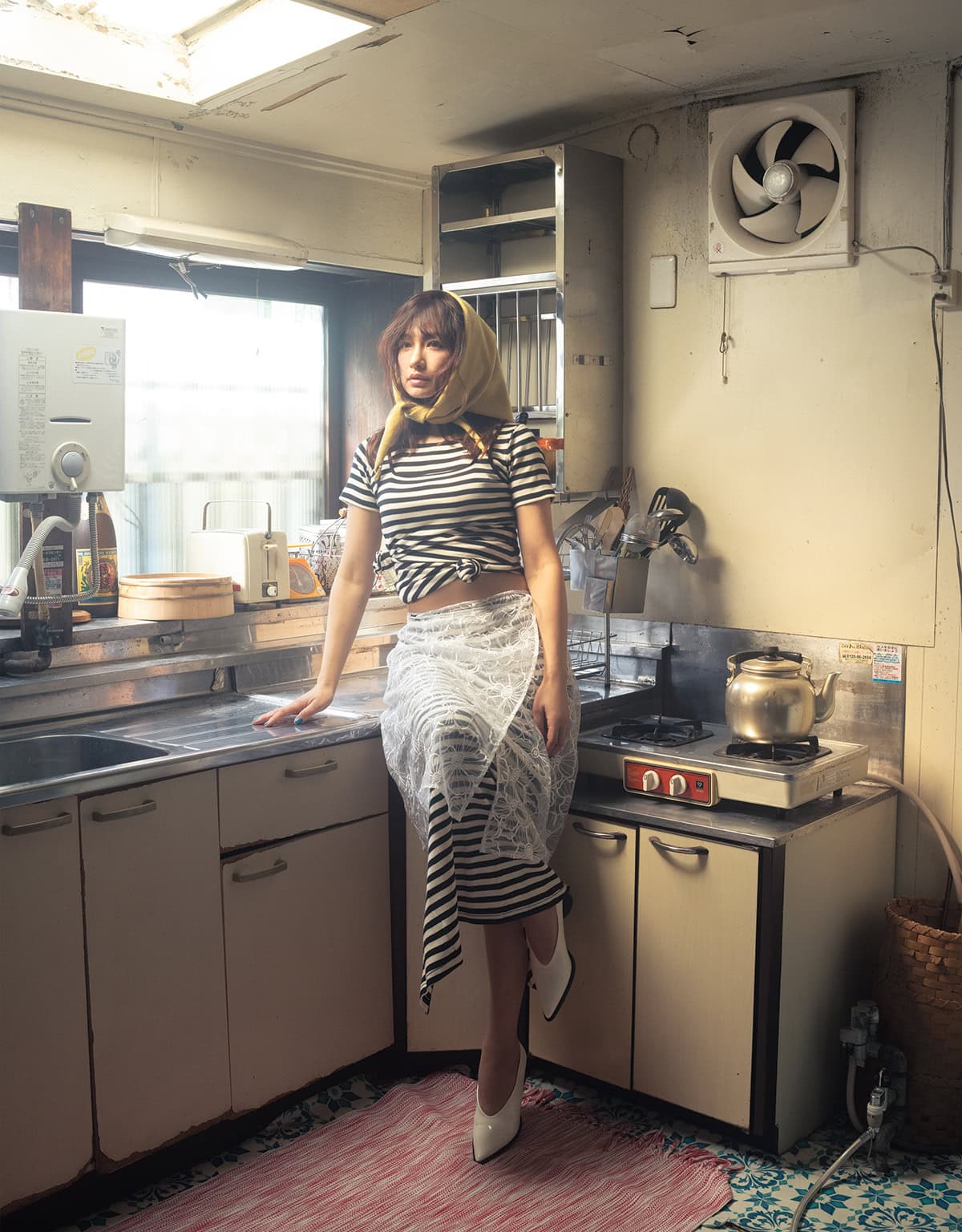 Ｔシャツ¥5,940、重ねたタンクトップ¥5,390、スカート¥5,940（全てミラー フォー アダム エ ロペ）、バンダナ¥26,950（エクストリーム カシミア）、パンプス¥18,700（アダム エ ロペ／全てアダム エ ロペ ジュンカスタマーセンター）、レース巻きスカート¥34,100（オペラスポーツ／エンメ）