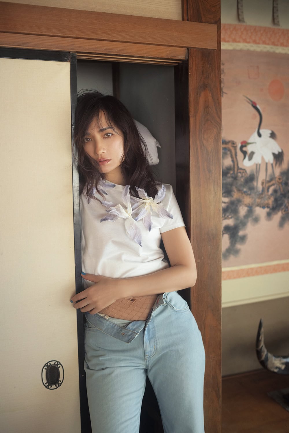 Ｔシャツ¥13,200、デニムパンツ¥42,900（共にトゥ エ モン トレゾア／エドストローム オフィス）、チョーカー¥19,600（マージ／S&T）、タイツはスタイリスト私物