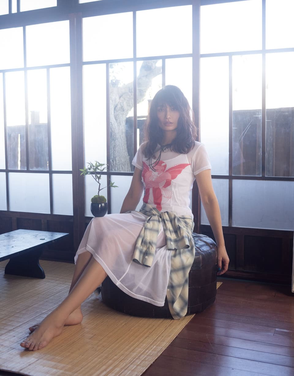 ドレス¥69,300、腰に巻いたチェックシャツ¥75,900、チョーカー¥33,000（全てアワー レガシー／エドストローム オフィス）、インナーはスタイリスト私物