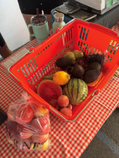 オーガニックしか売っていないファーマーズマーケットで、山盛りのフルーツをゲット