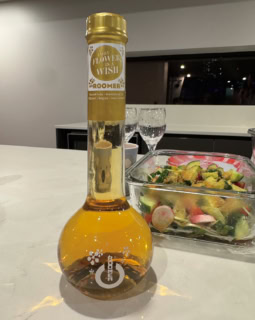 エルダーフラワーのお酒ですって！（ありさちゃんのお宝）かなりからだによさそうな味だった♡