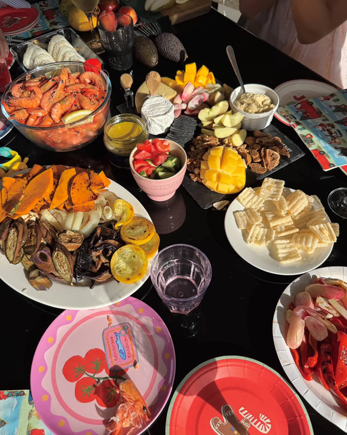 プールサイドでみんなでパーティ