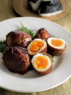 半熟卵の肉巻き。おにぎりと一緒に