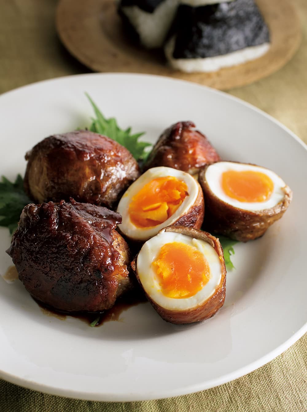 半熟卵の肉巻き。おにぎりと一緒に